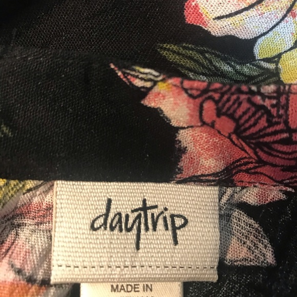 Daytrip Lightweight Romantic Blouse - Picture 8 of 8